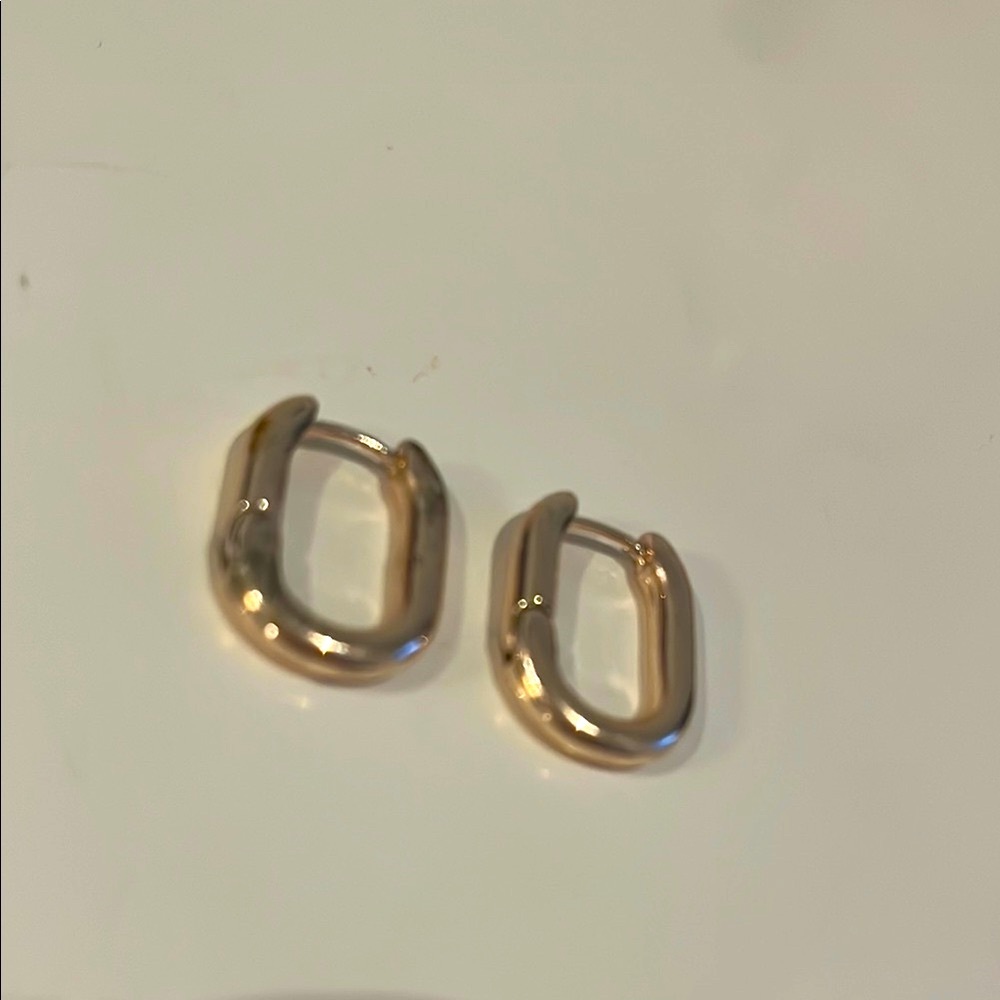 Elegant gold toned Hoop Earrings - Picture 6 of 6